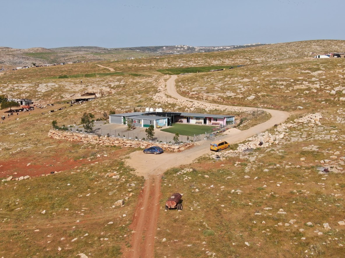 עתירה נגד הרשות: הקימה בית ספר בשמורת טבע