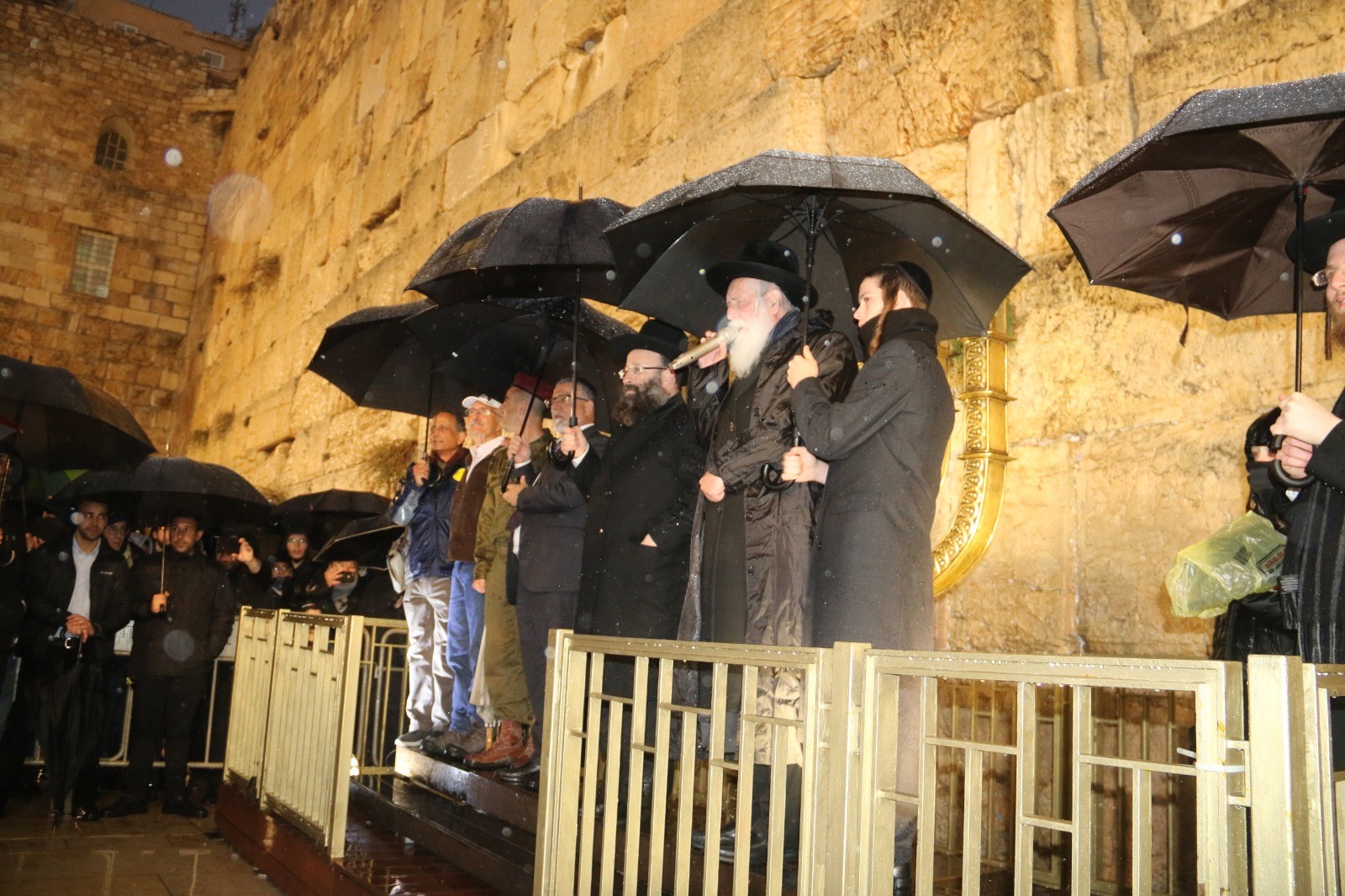 נר חמישי של חנוכה בכותל המערבי: מתפללים לשלומם של חיילי צה"ל