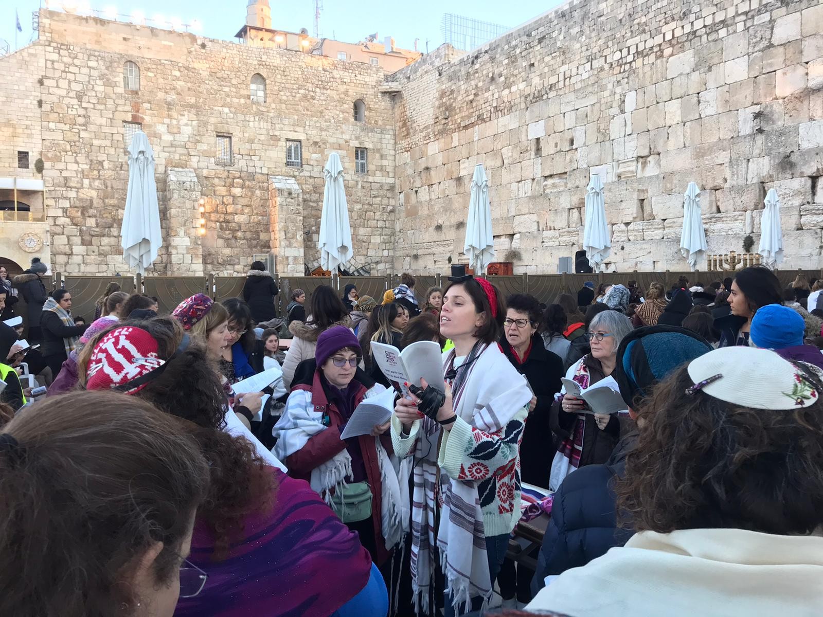 נשות הכותל ניסו שוב להחדיר ספר תורה לכותל