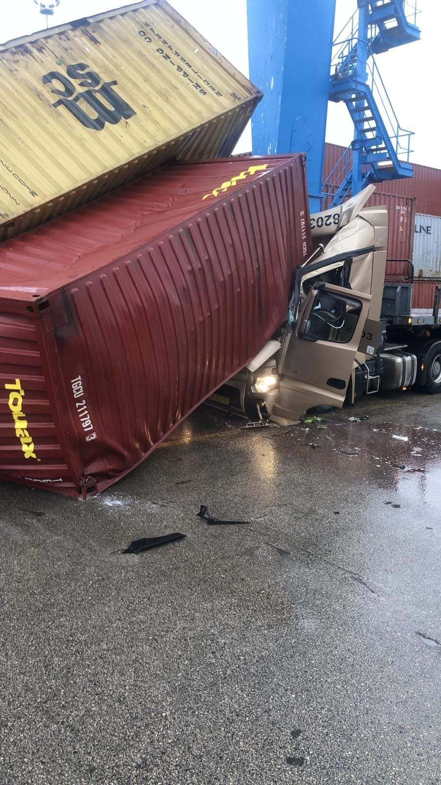 כמעט אסון בנמל אשדוד: מכולה נפלה ומחצה משאית