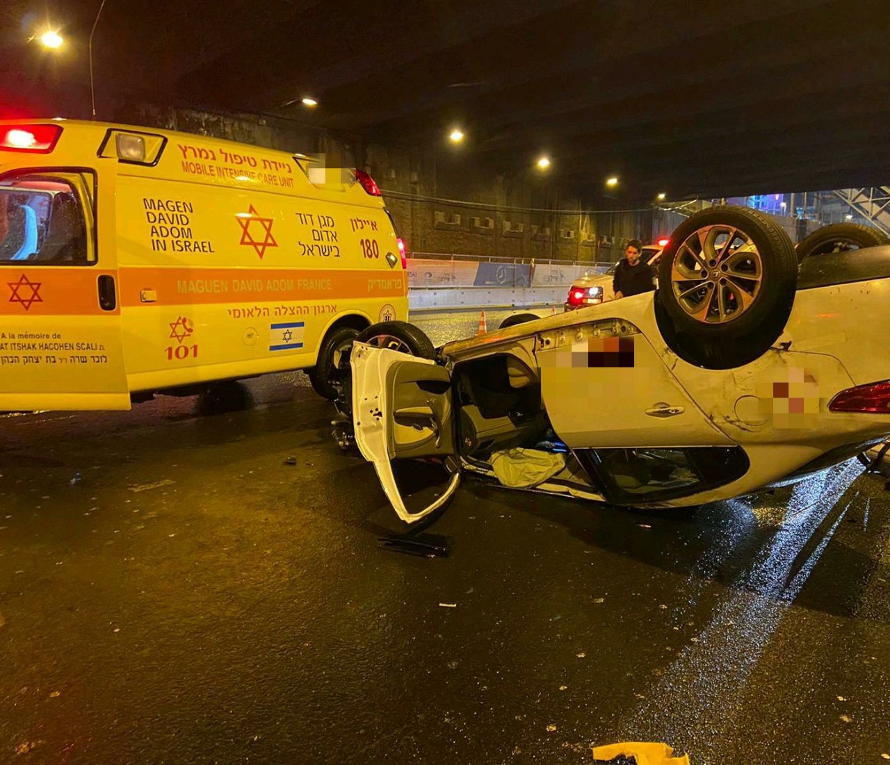 הרוג ו-10 פצועים בתאונת דרכים בין משאית למיניבוס