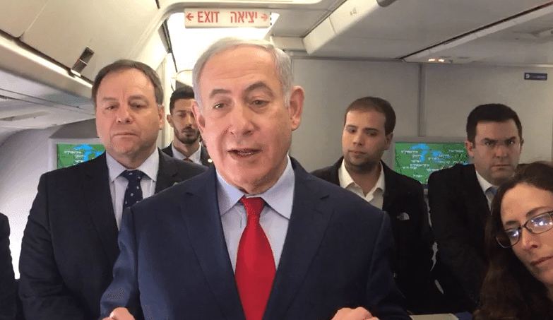 נתניהו במטוס. צילום: שמעון ריקלין