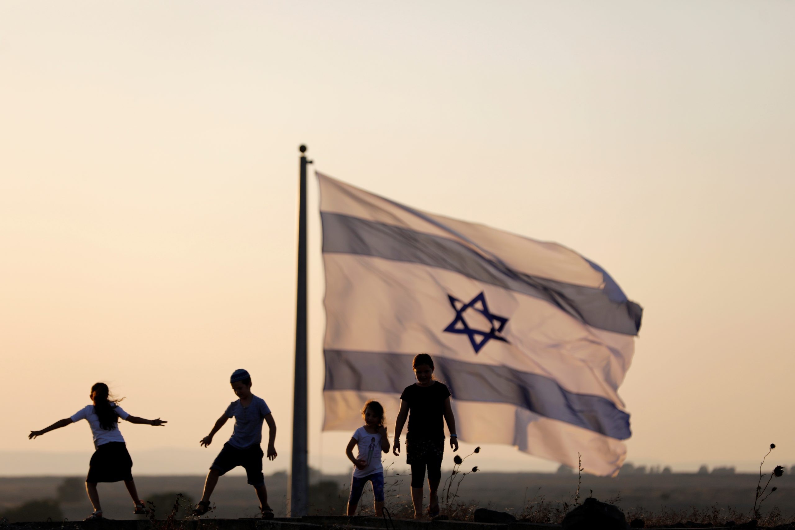 ילדים ישראלים משחקים ברמת הגולן. צילום: רויטרס