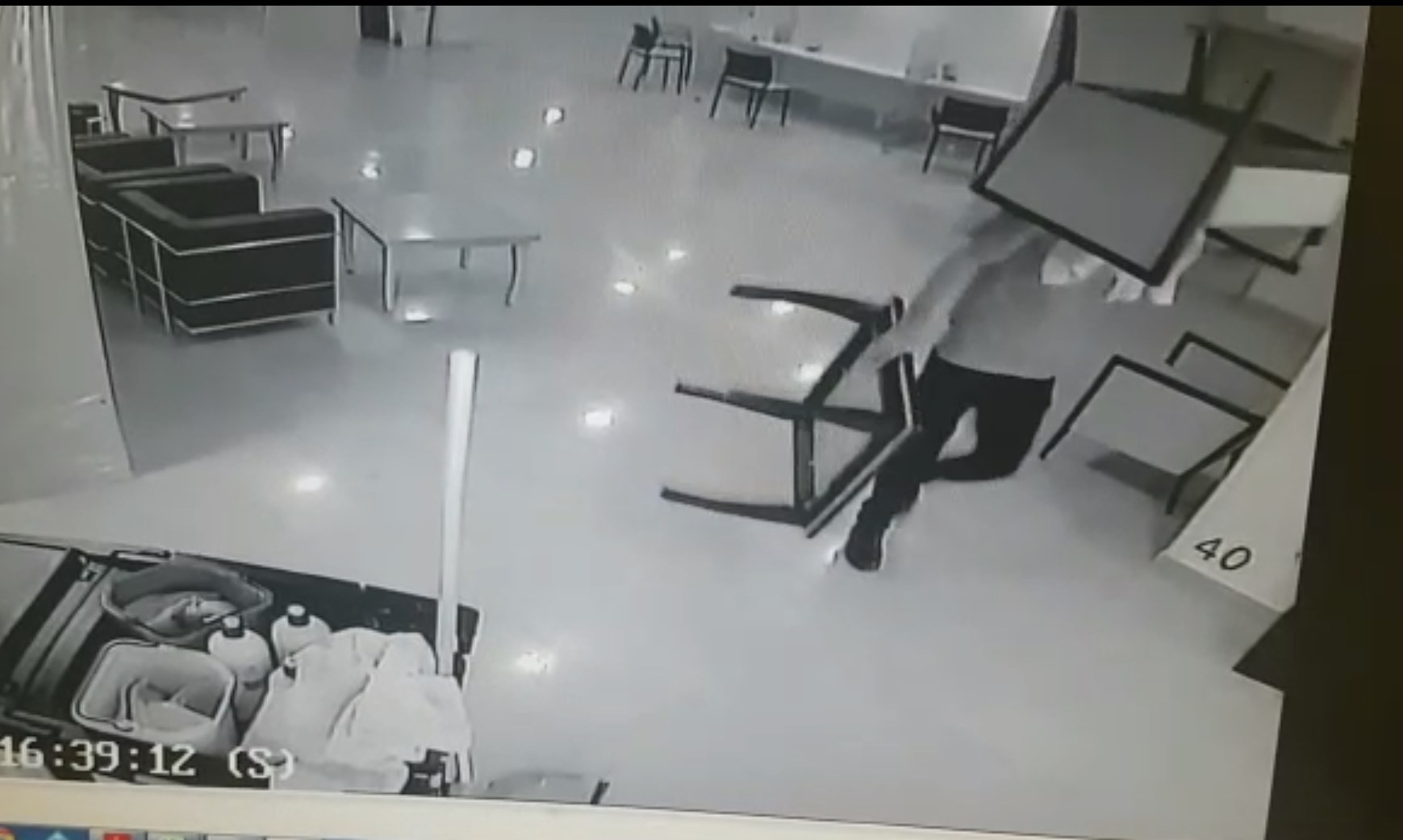 תיעוד: פלסטיני קיבל טיפול וגנב ציוד מבית החולים