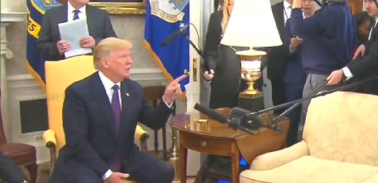 טראמפ סילק את כתב CNN: "החוצה"