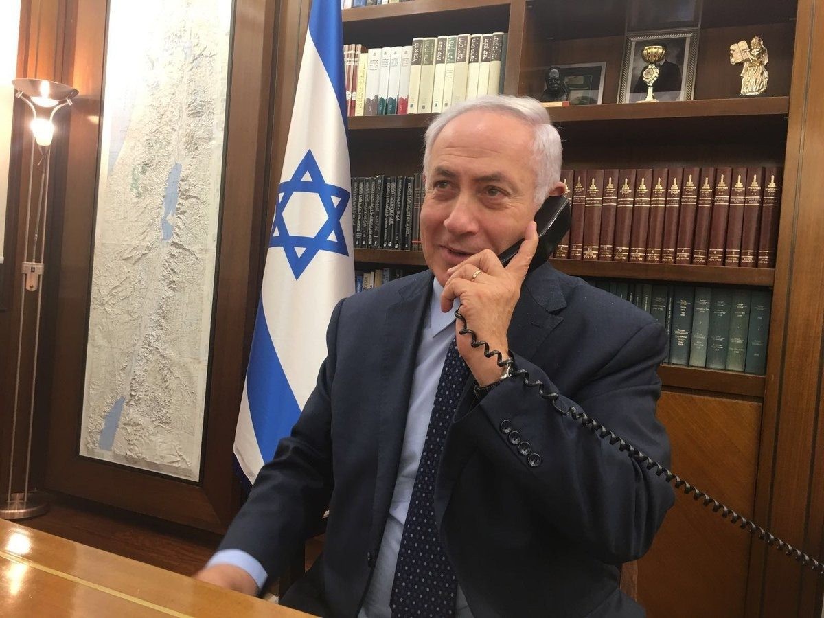 רה"מ נתניהו משוחח עם השגרירה והמאבטח.