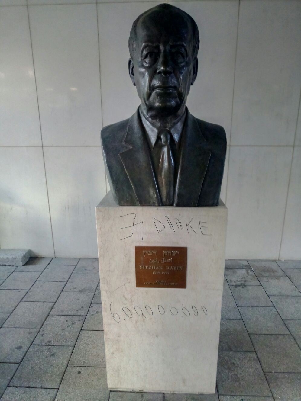 צלב קרס על פסל רבין: "תודה, 6 מיליון"
