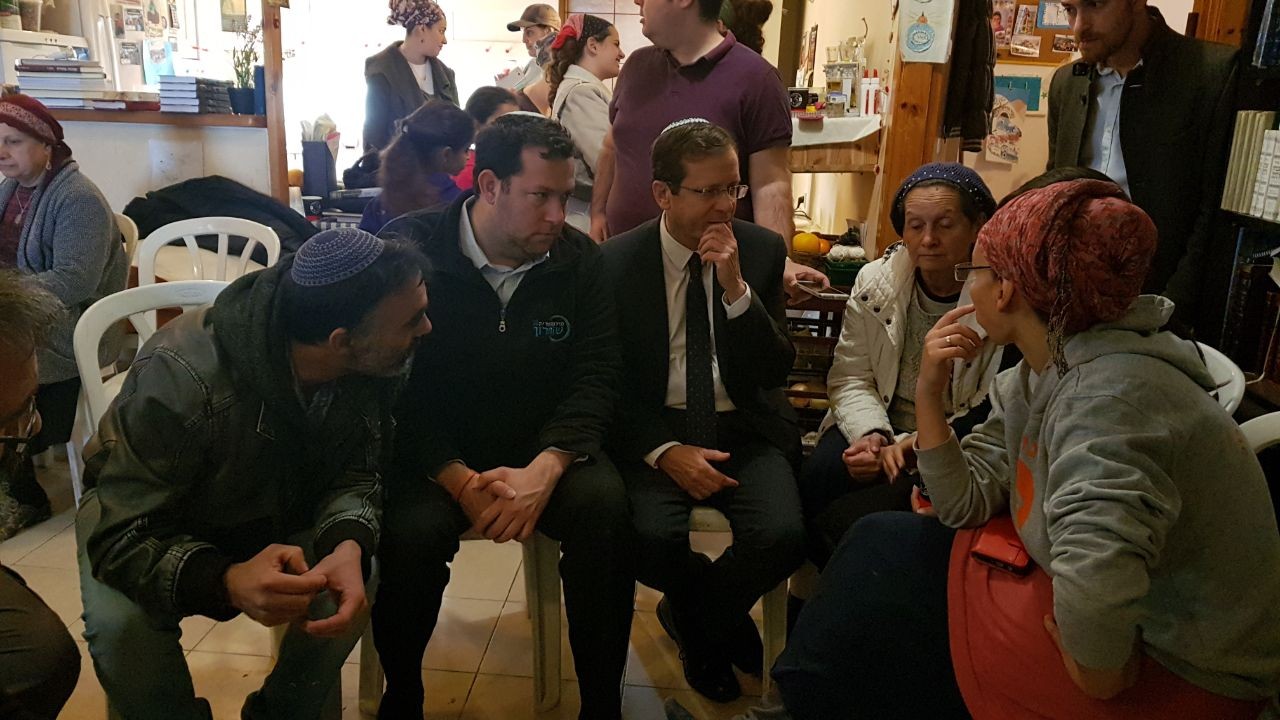 ח"כ הרצוג בחוות גלעד: "מאוחדים מאחורי המשפחה"