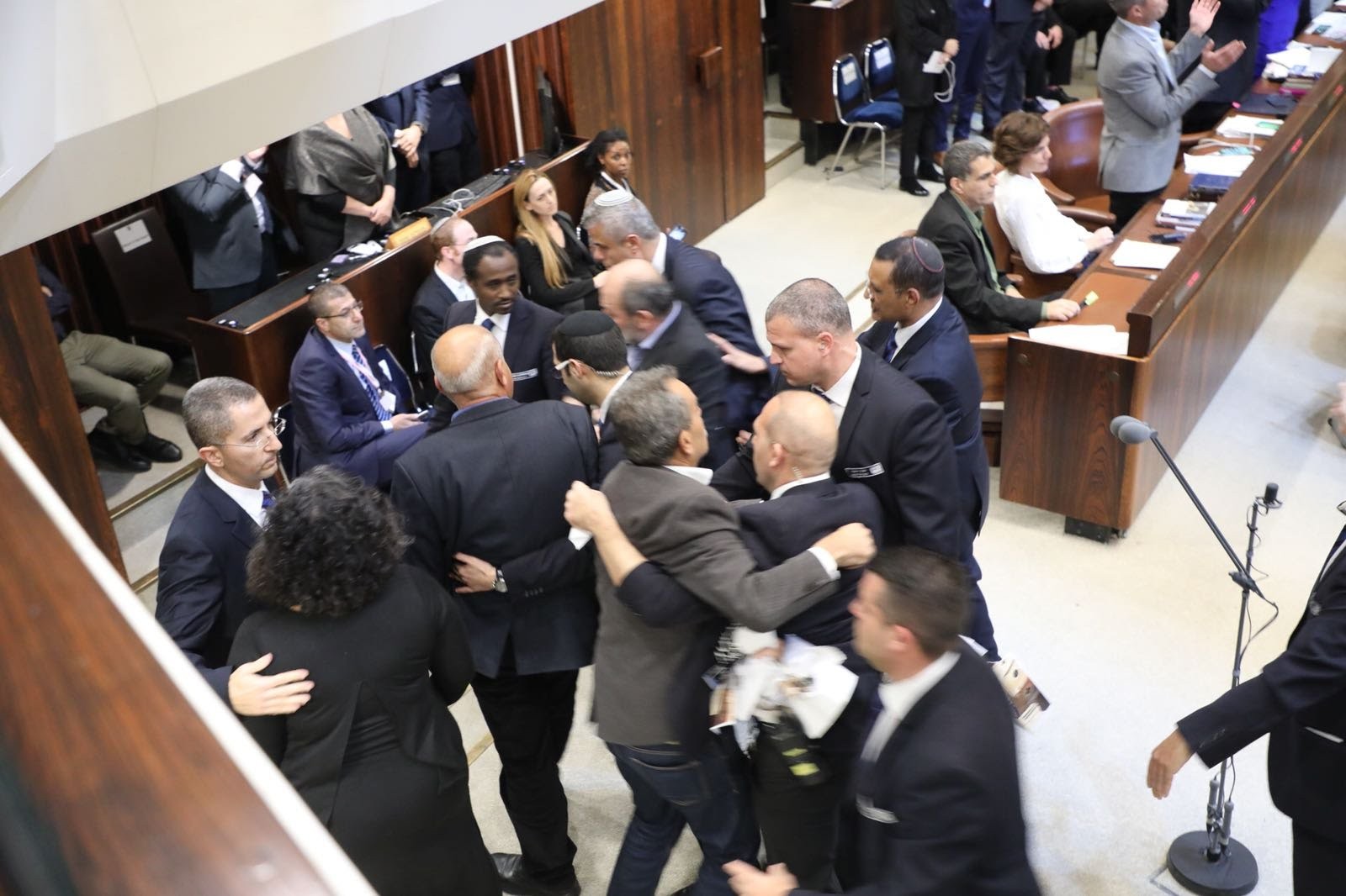 הח"כים הערבים מתפרעים במהלך נאום סגן הנשיא פנס. צילום: דוברות הכנסת