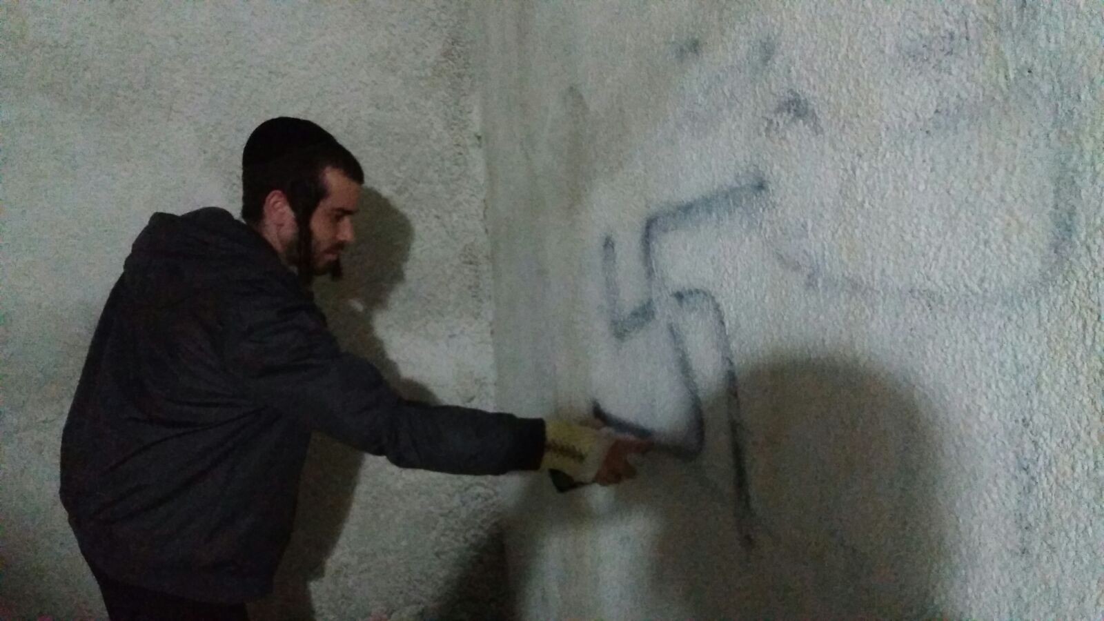 פשע שנאה בשומרון: צלבי קרס בקבר יהושע בן נון