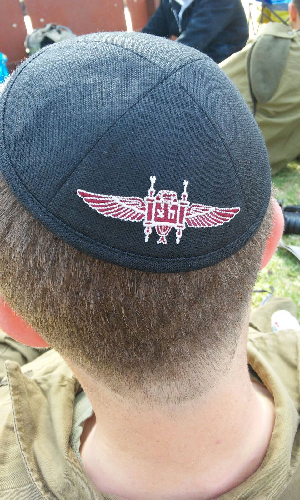 כיפה עם כנפיים: כיפות חדשות הוענקו לצנחנים החרדים