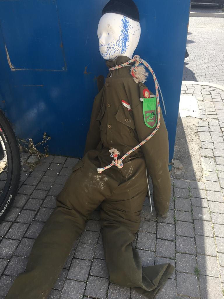 "מזעזע": במאה שערים תלו בובה המדמה חייל צה"ל