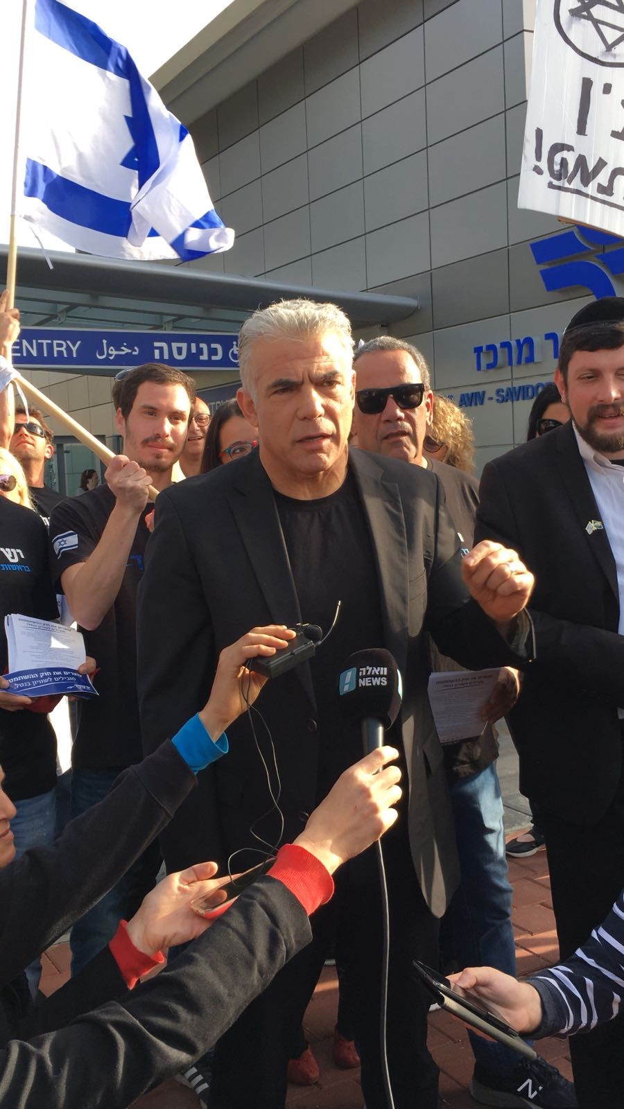 לפיד: "החרדים מנצלים את חולשת נתניהו"