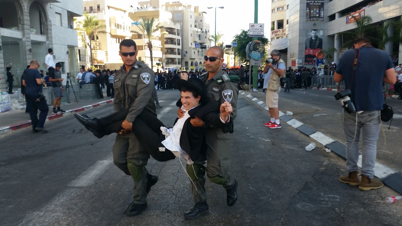 ריקלין על עובד קול-חי שהותקף: "מתייחסים לחרדים בישראל כמו שהתייחסו ליהודים באירופה"