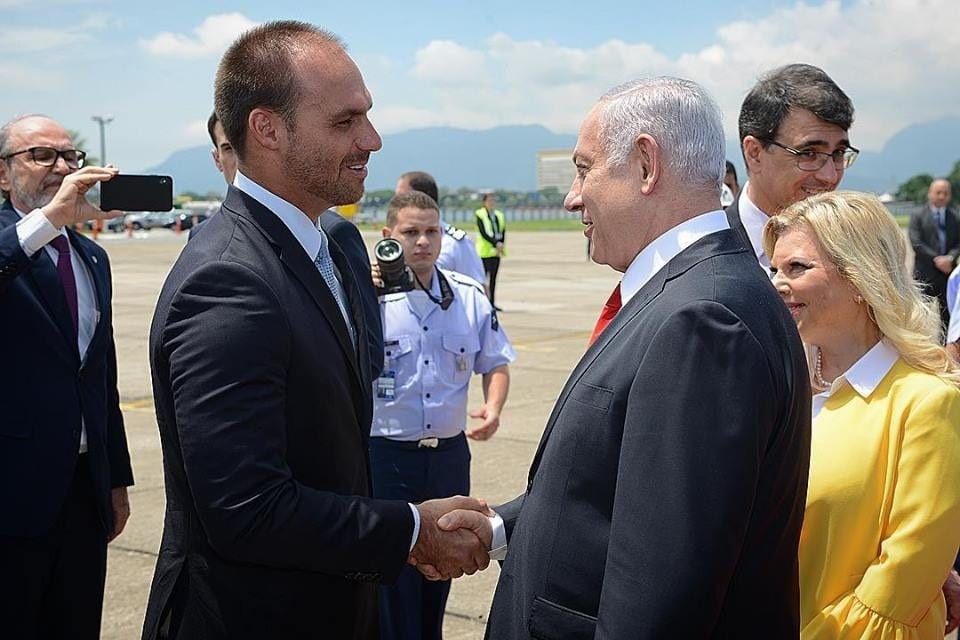 בשמאל מפגינים נגד נשיא ברזיל: "החבר של נתניהו"