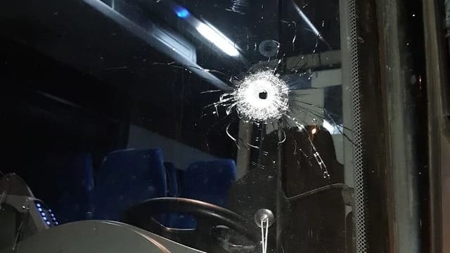 הלילה: ירי לעבר אוטובוס סמוך לבית אל, הנהג נפצע קל