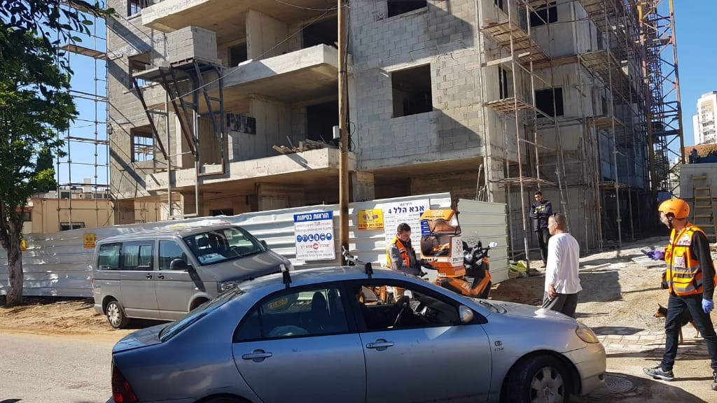 נתניה: פועל נפל מגובה באתר בניה - ונהרג