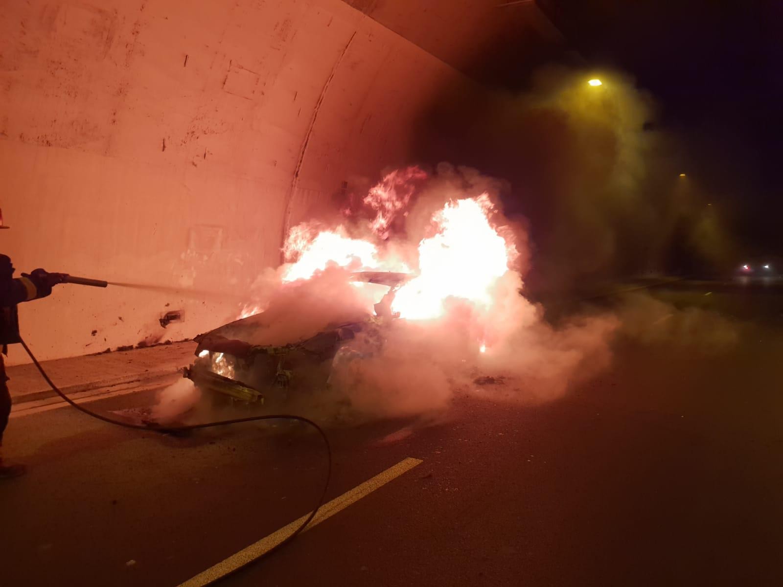 תיעוד: לוחמי האש נאבקים בשריפה במנהרת הראל