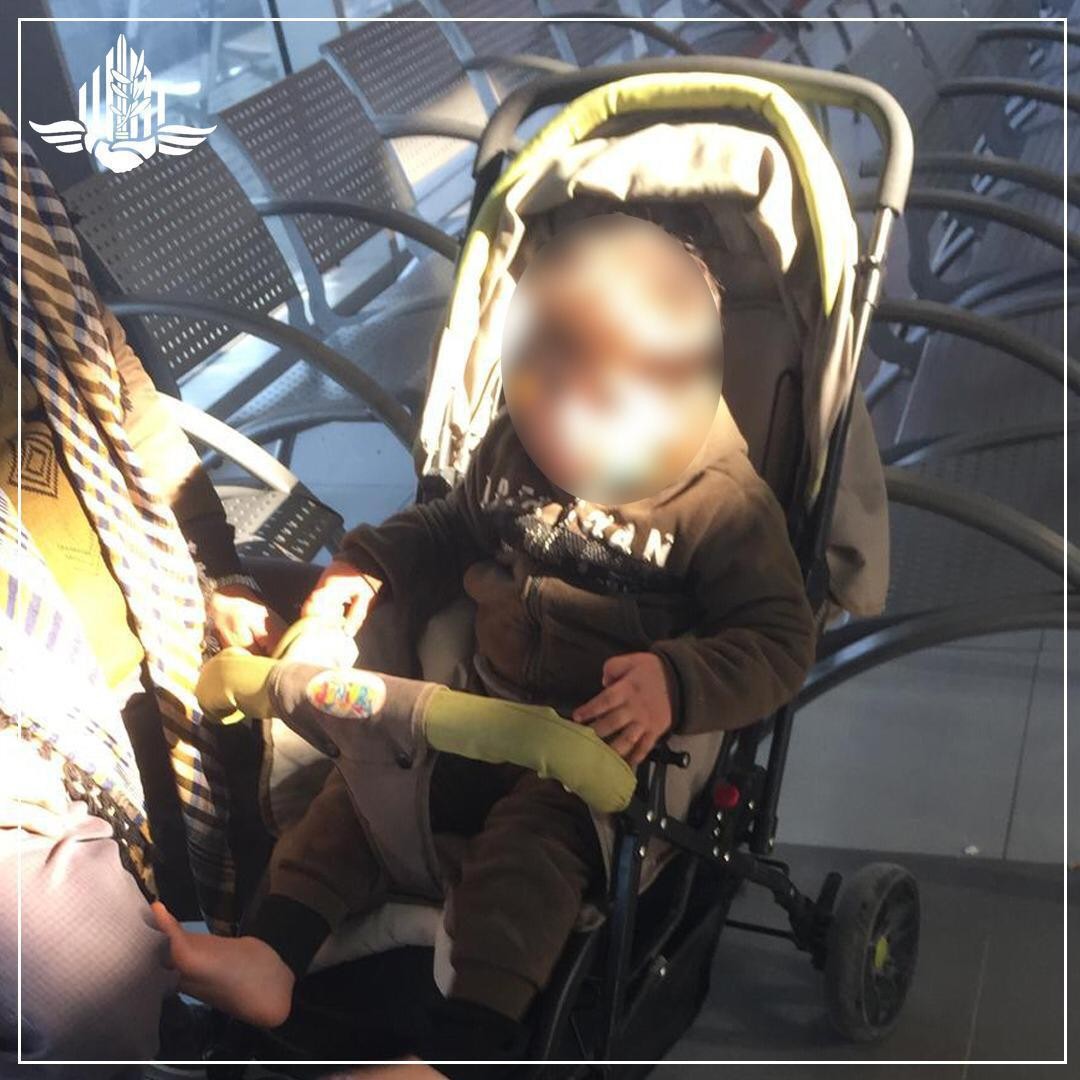 ילד עזתי חולה נטוש במעבר ארז. צילום: היחידה לתיאום פעולות הממשלה בשטחים