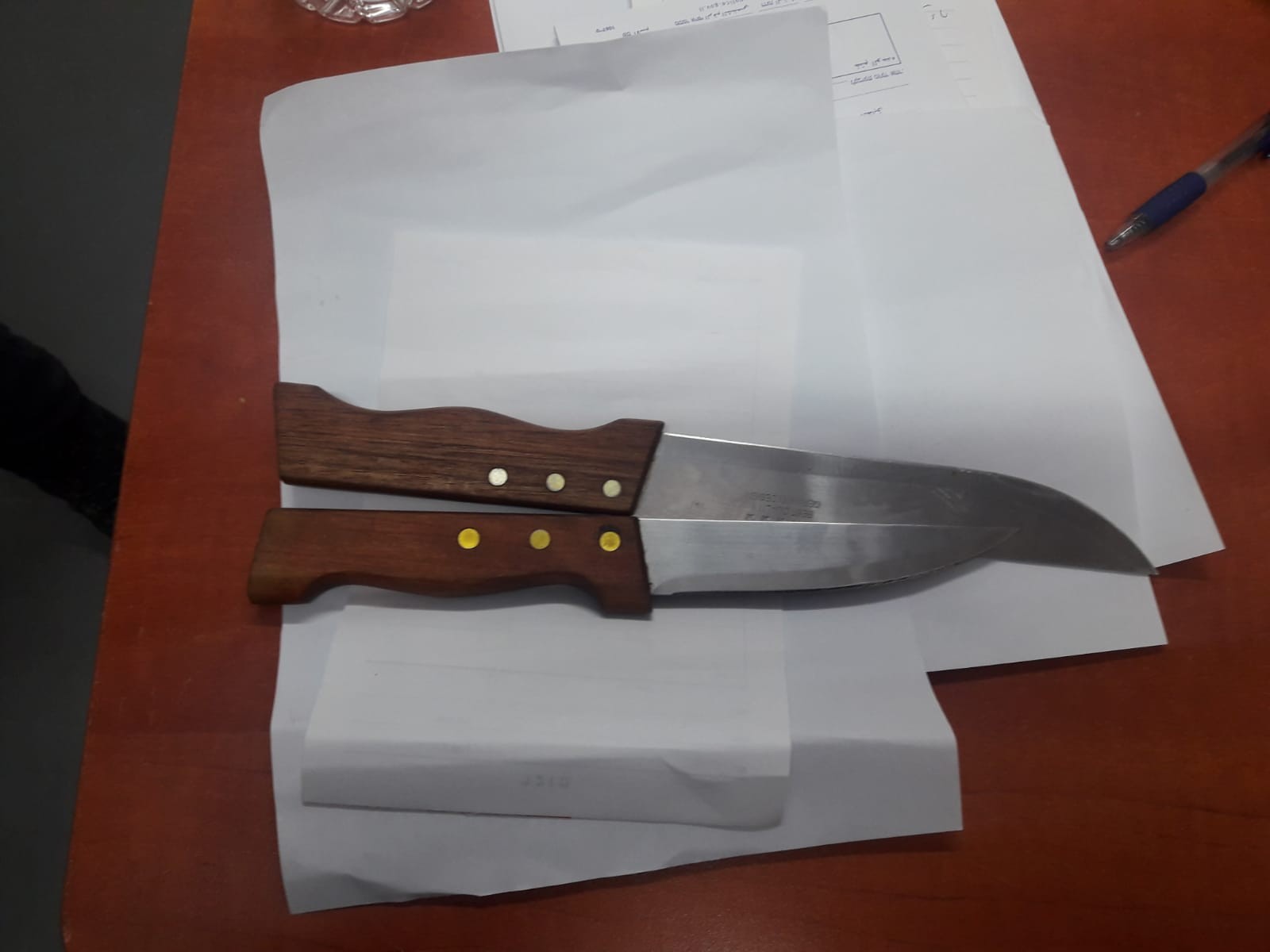 מעבר קלנדיה: 2 מחבלים נתפסו עם סכינים על גופם. הם הועברו להמשך חקירה