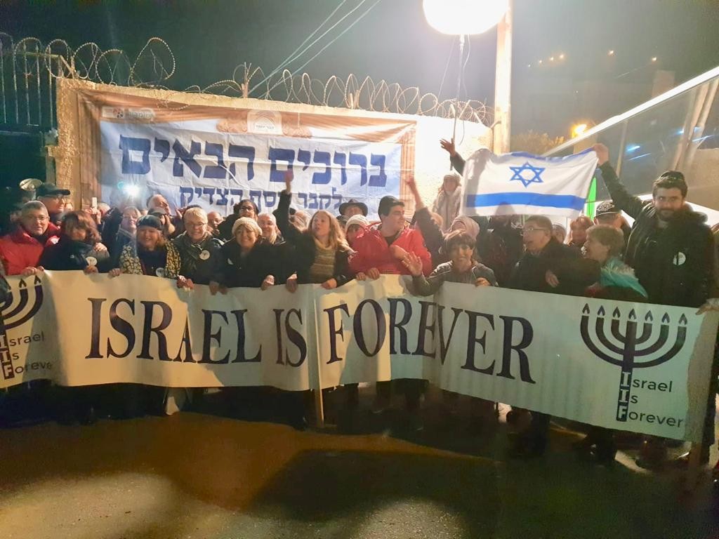 מרגש: 250 עולים מצרפת שרו 'התקווה' בקבר יוסף