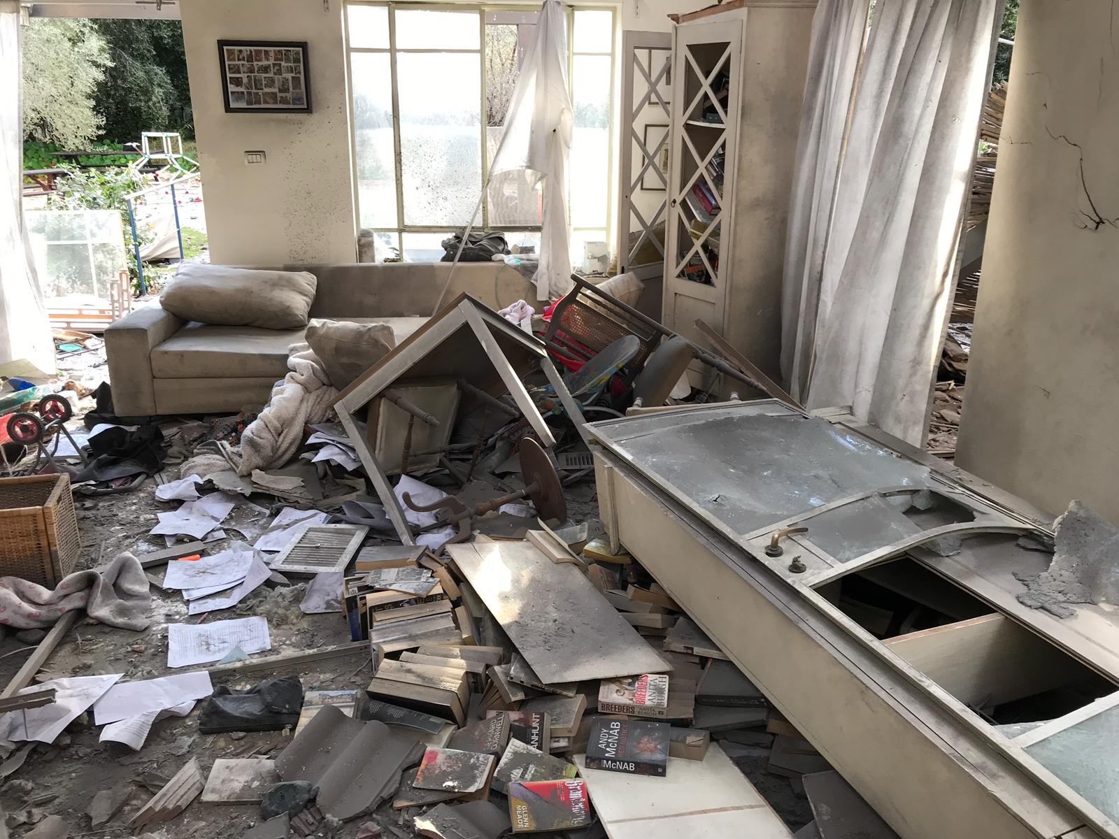 הטיל שפגע בבית בשרון. צילום: קובי תמם דוברות כבאות והצלה