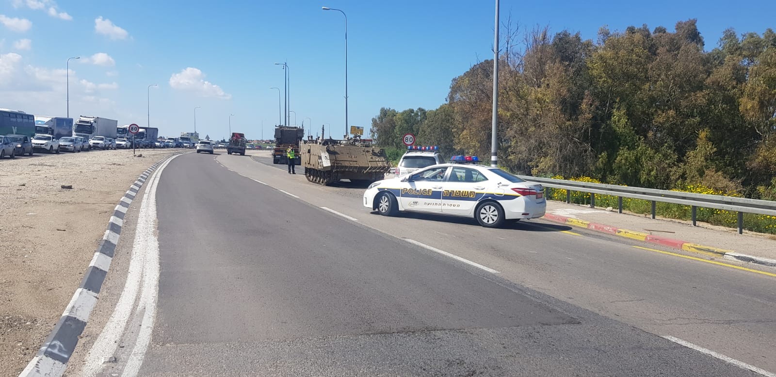באמצע הכביש: נגמ''ש נפל ממשאית שהובילה אותו