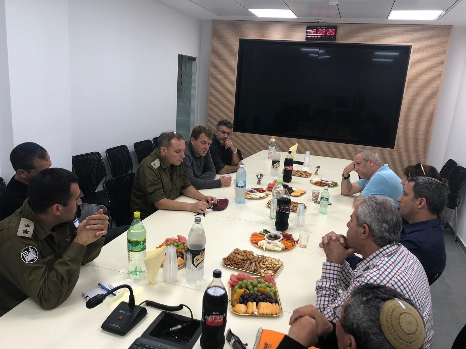 תא"ל טולדנו עם ראשי הרשויות בעוטף עזה