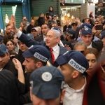צפו: נתניהו ורעייתו בביקור פתע בשוק התקווה