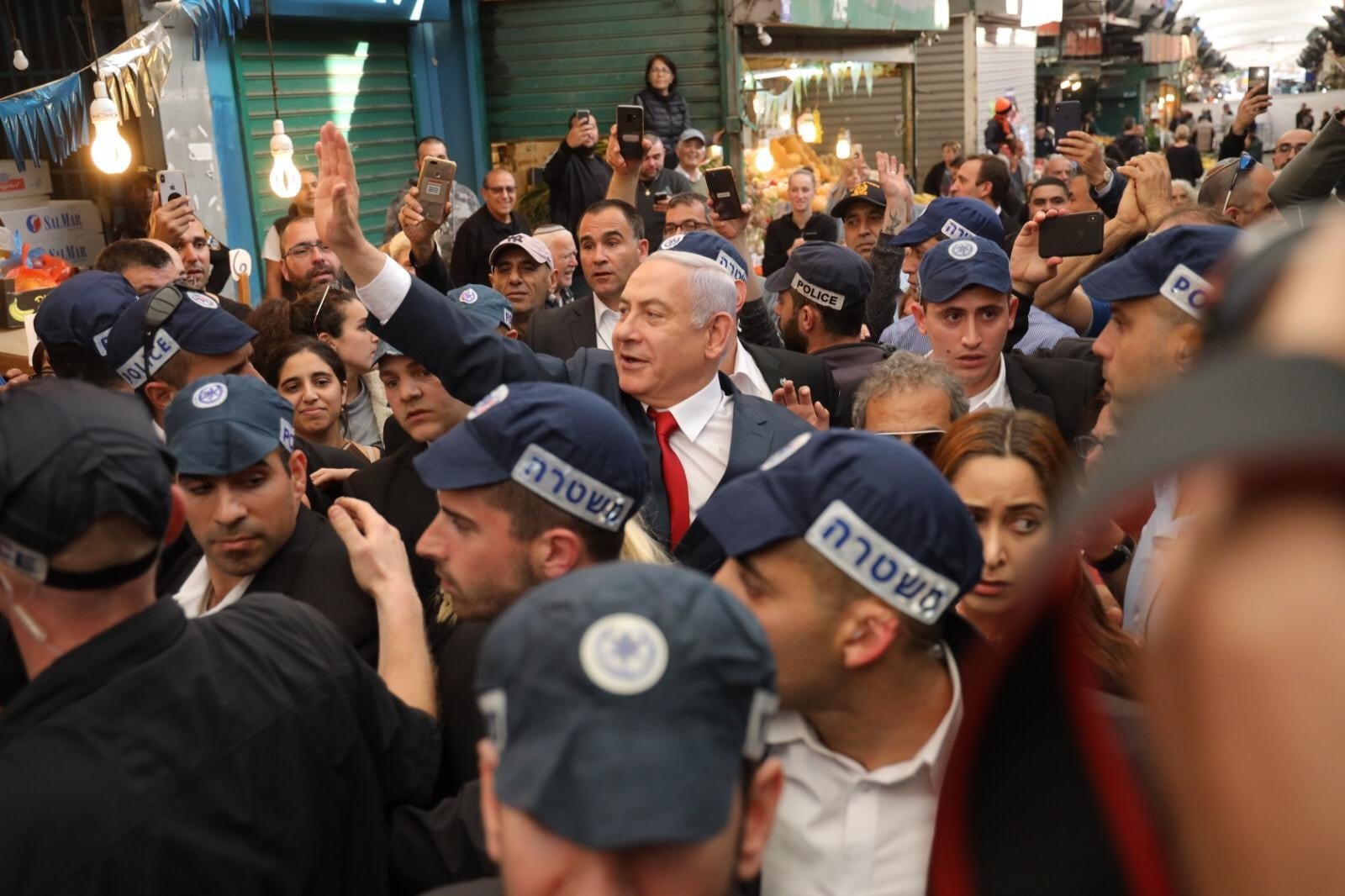 הצעירה שהשליכה עגבנייה לעבר רה"מ נחקרה במשטרה - ושוחררה