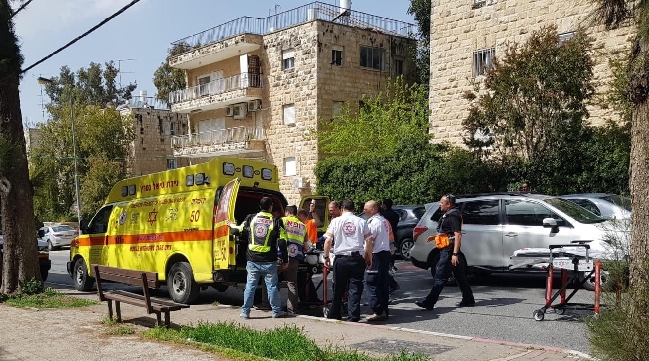 שריפה פרצה בדירה בבניין בירושלים, גבר מת משאיפת עשן