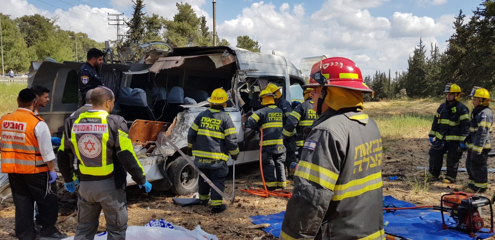 המיניבוס ההרוס בזירת התאונה. צילום: כבאות והצלה מרכז