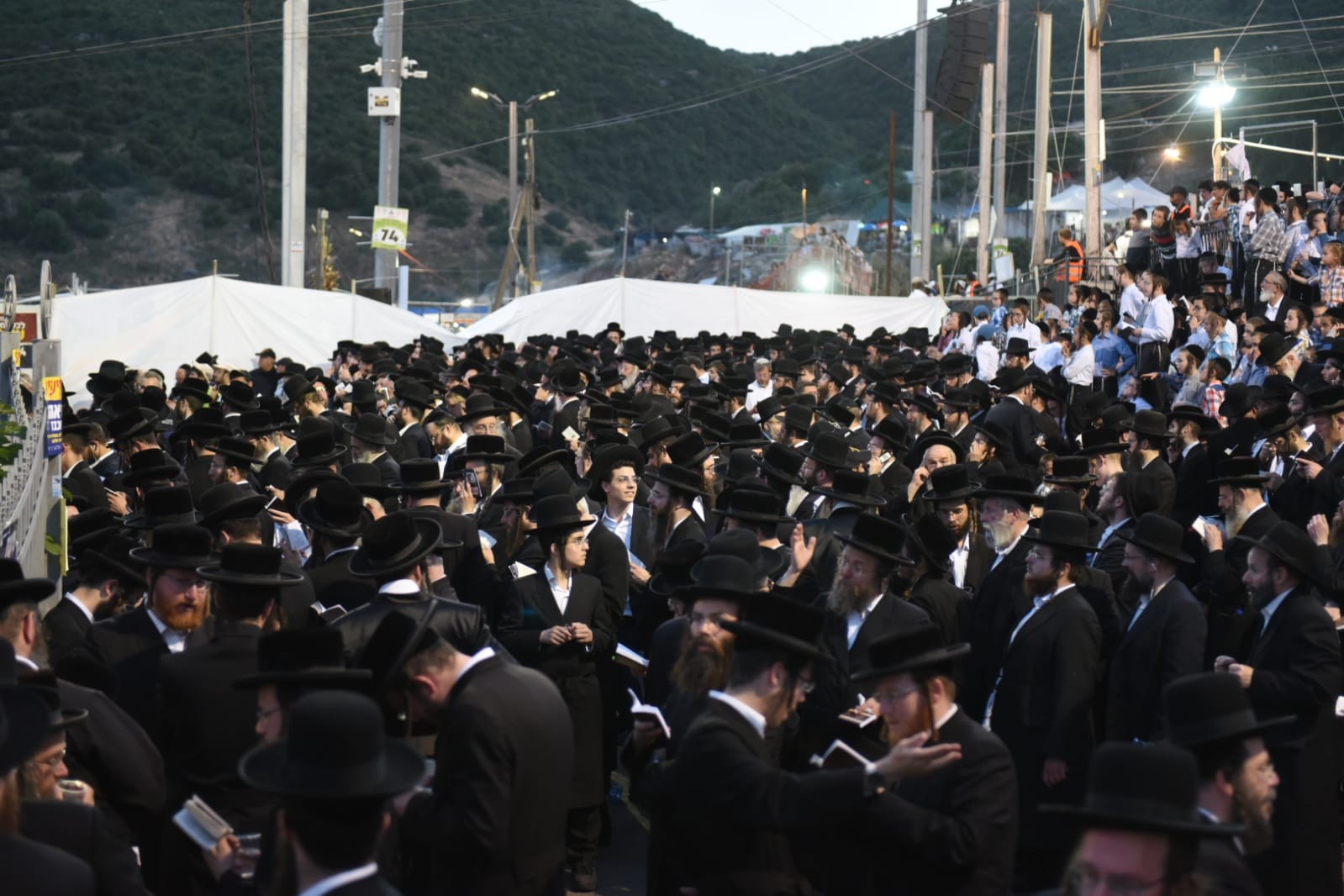 המשרד לשירותי דת: עד כה ביקרו בחג במירון 230 אלף בני-אדם