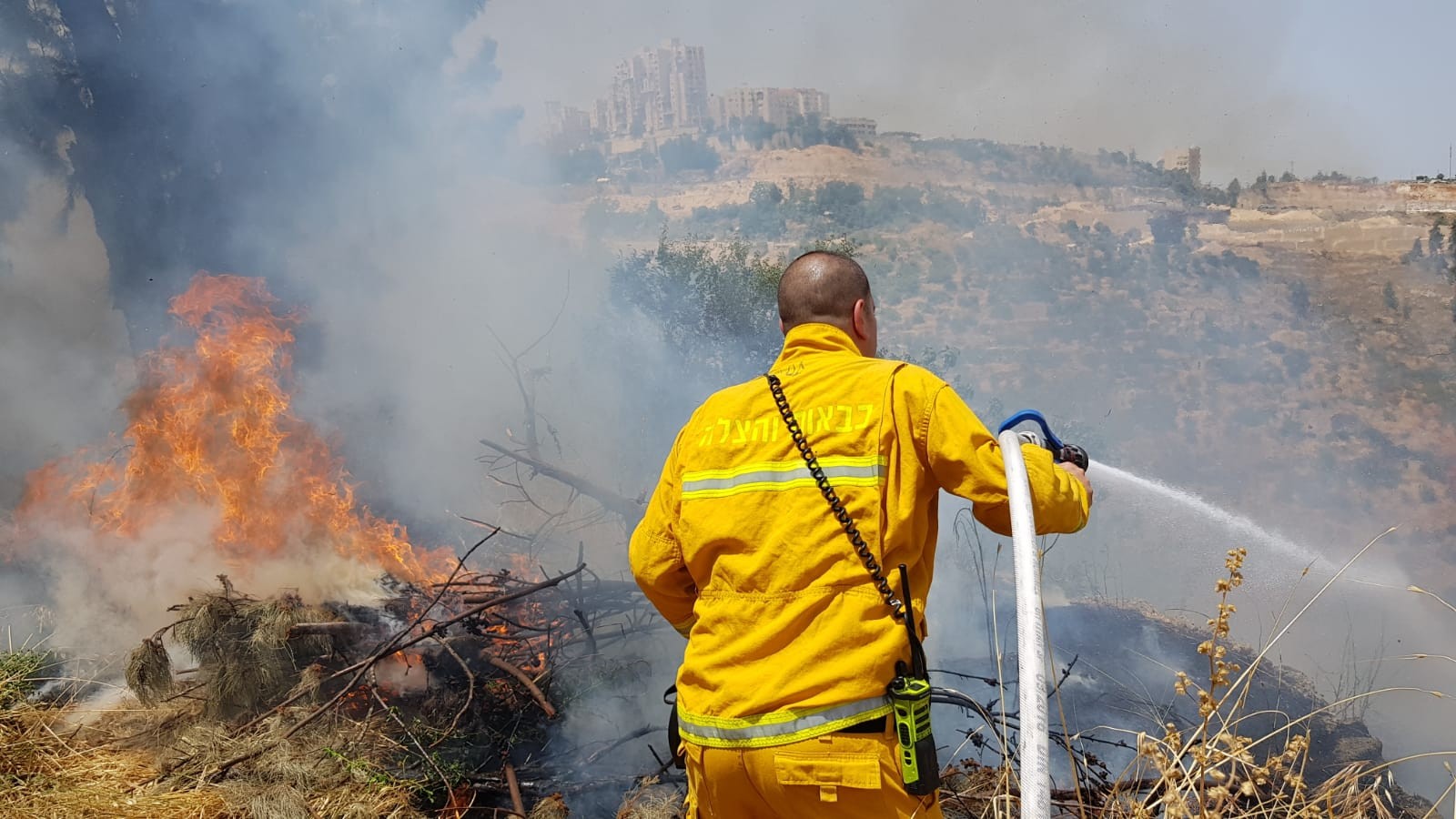 המועצה המקומית בערערה מבקשת מהאנשים לעזוב הבתים בעקבות השריפה