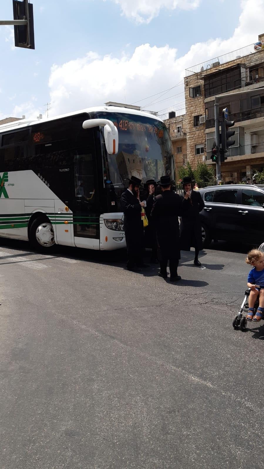 ירושלים: עשרות מפגינים חוסמים את צומת הרחובות ירמיהו - צפניה
