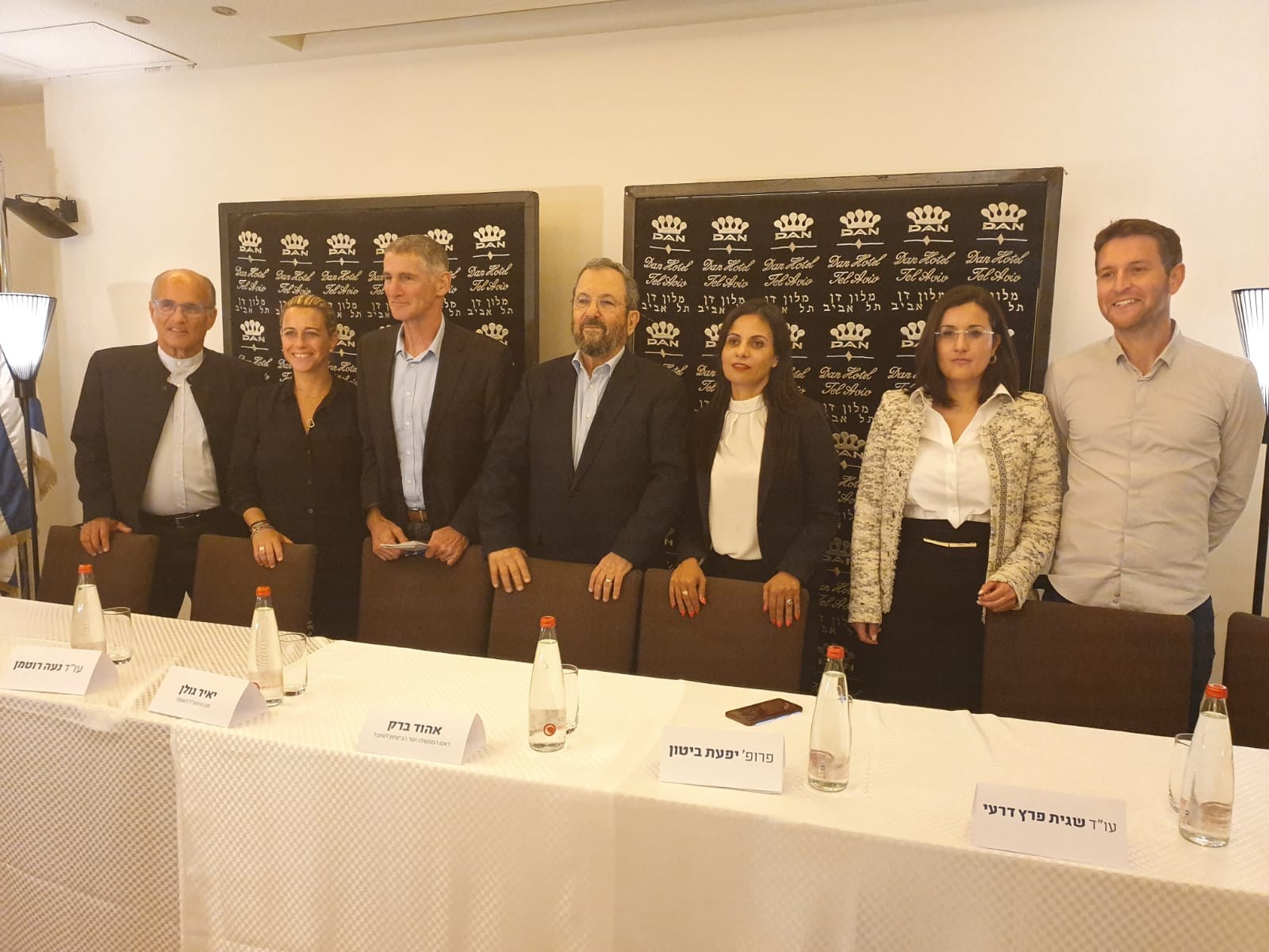 אהוד ברק וחברי רשימתו היום בבית סוקולוב. צילום: אלירן טל