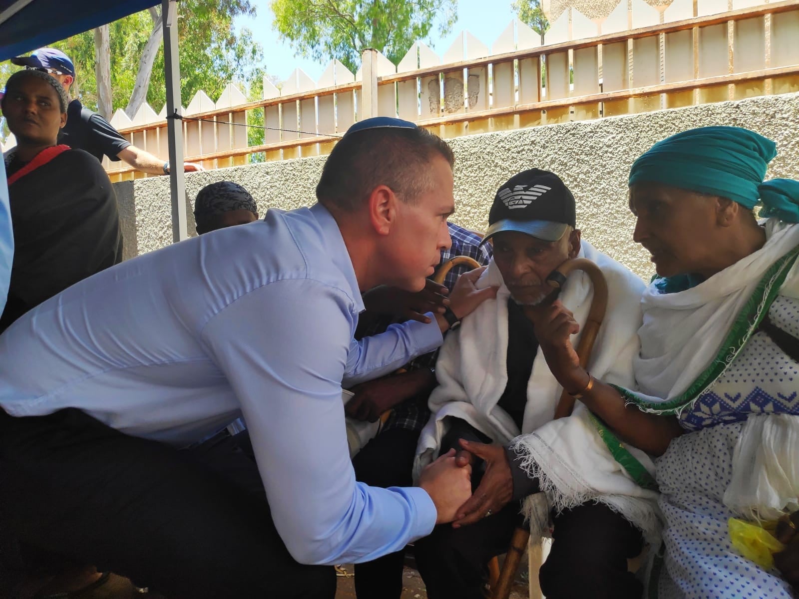 צפו: השר ארדן בניחום משפחתו של טקה ז"ל