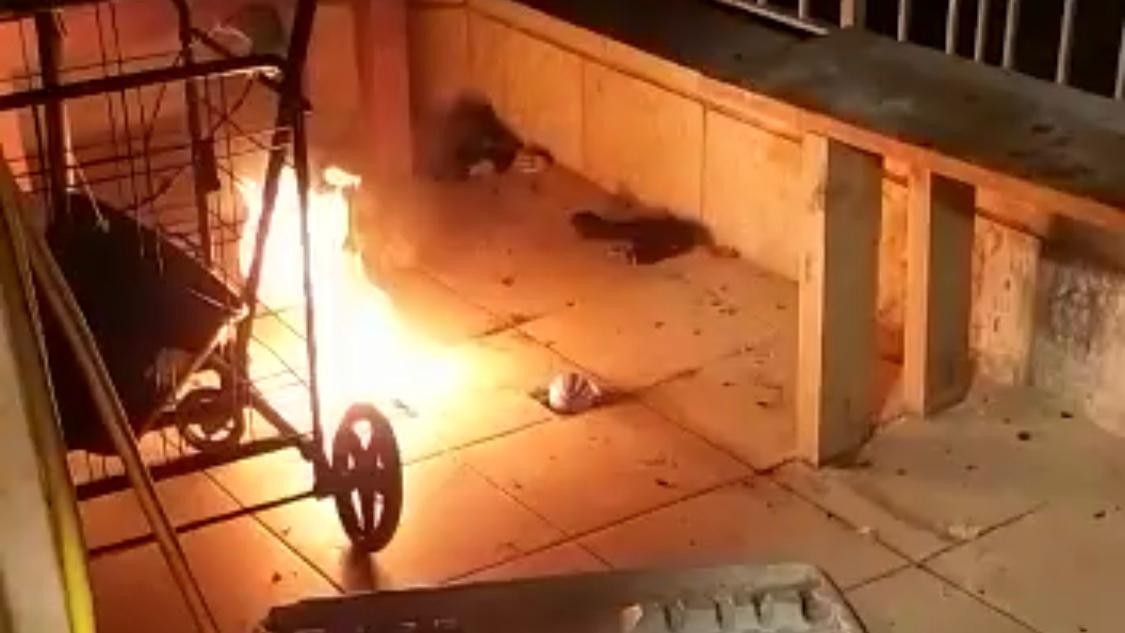 המשטרה עצרה 'על חם' ערבים שיידו בקבוקי תבערה
