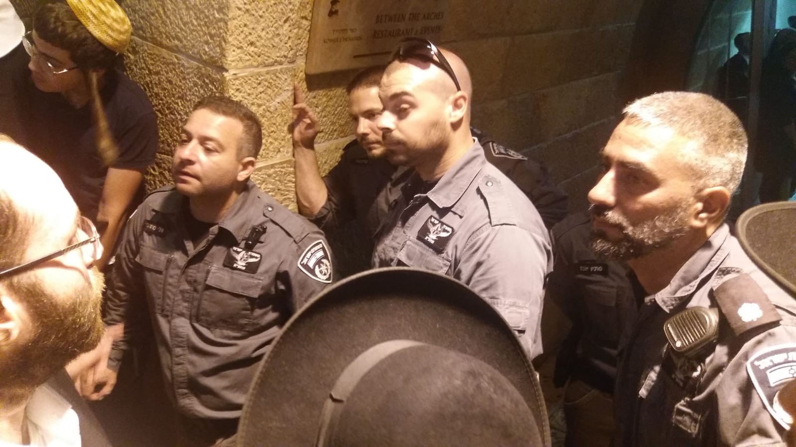 המשטרה מונעת מיהודים לעבור ברחוב הגיא בעיר העתיקה