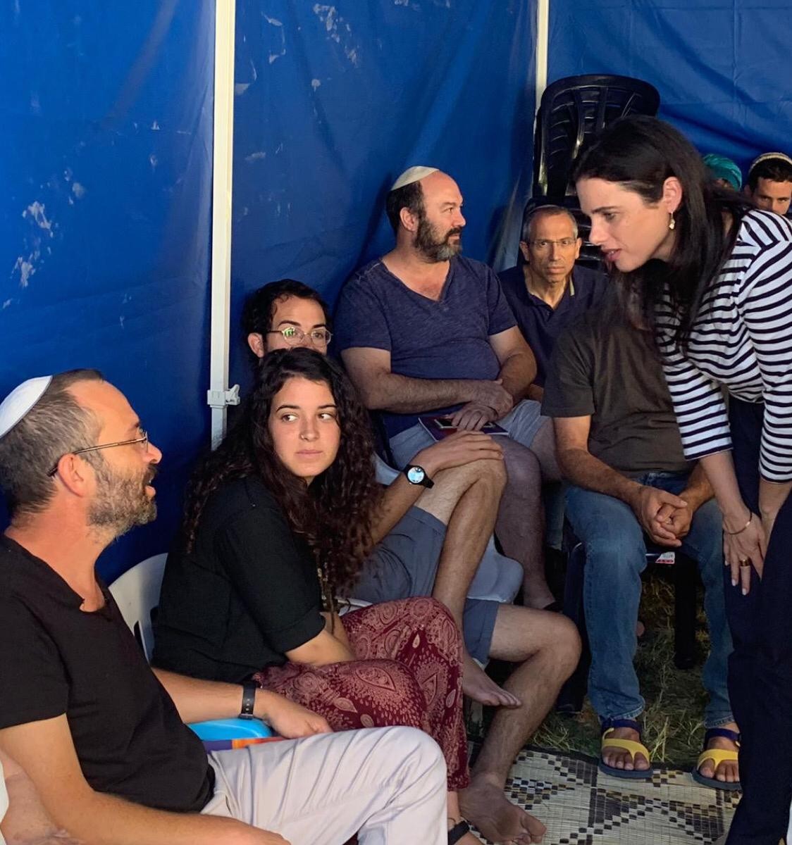 שקד בביקור אצל משפחת שורק: ״דביר סימל את המשותף בינינו״