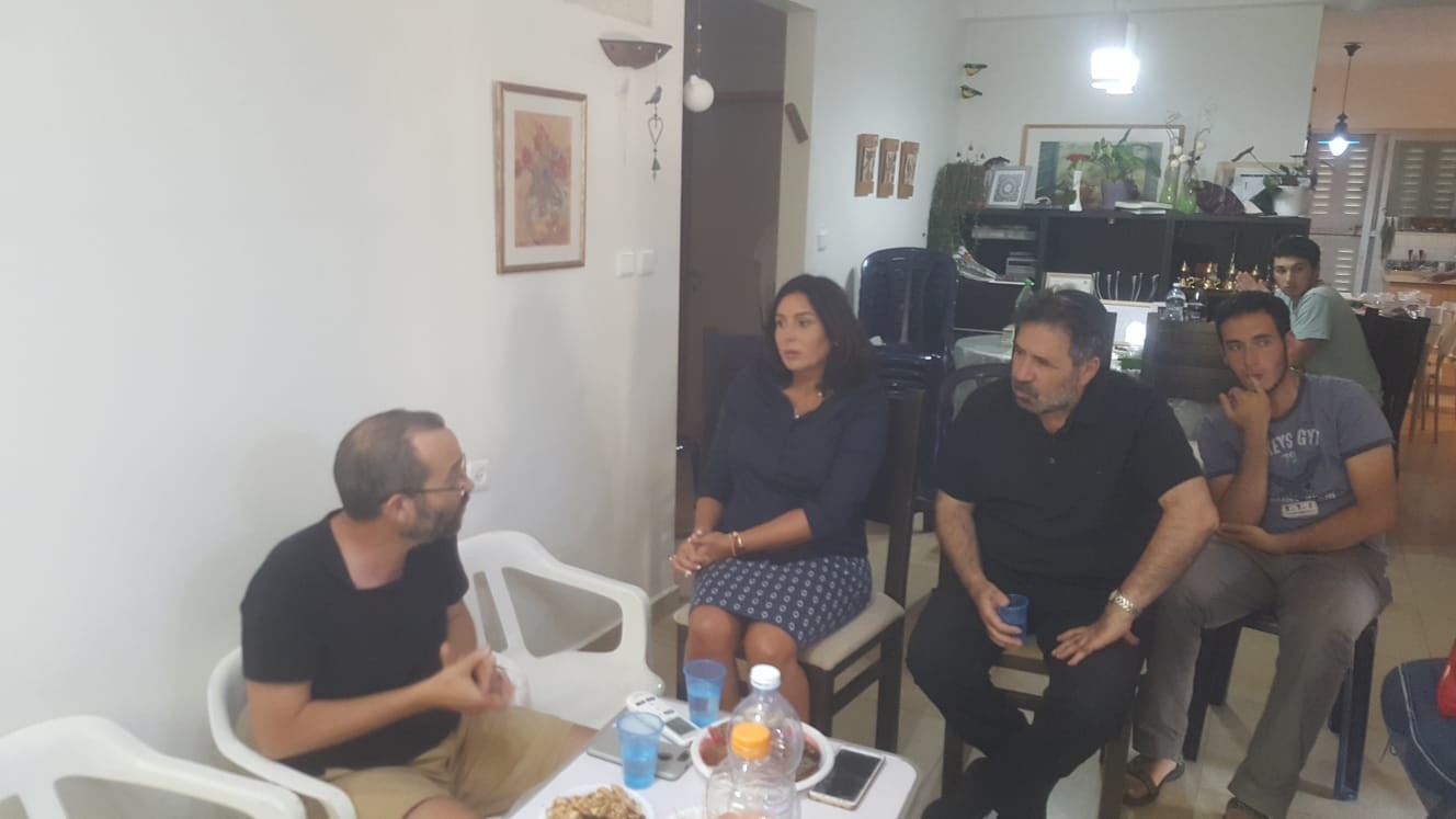 רגב אצל משפחת שורק בעפרה: "אנחנו נמשיך לחיות בכל מקום בארץ"
