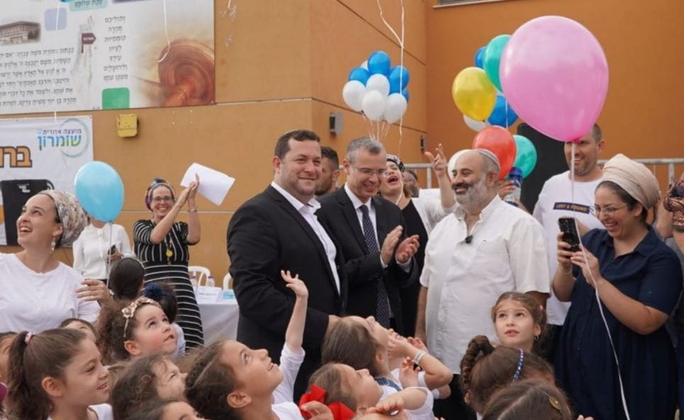 השר לוין וראש המועצה יוסי דגן. צילום: דוברות