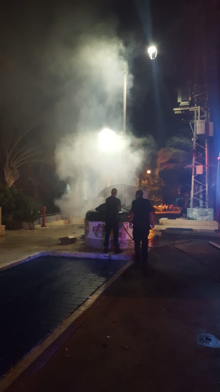 פתח תקווה או רמאללה? אלמונים הציתו פחים ותלו דגלי אש"ף סמוך לבניין העירייה
