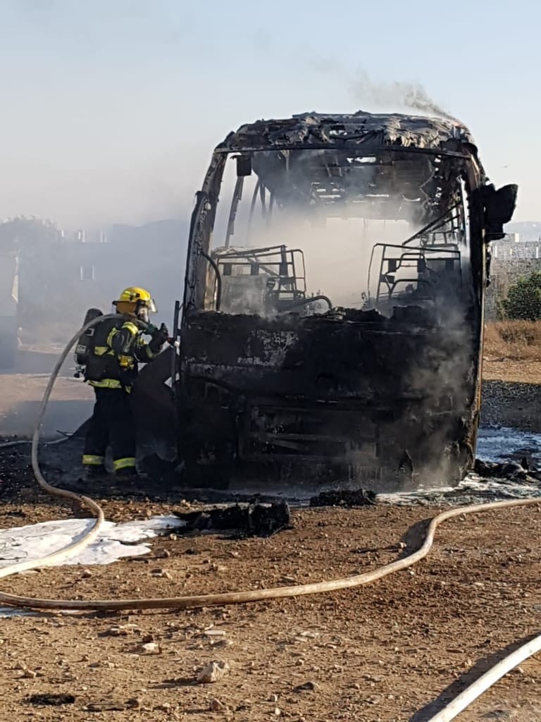 אוטובוס נשרף כליל ואוטובוס נוסף נפגע כתוצאה מהצתה מכוונת