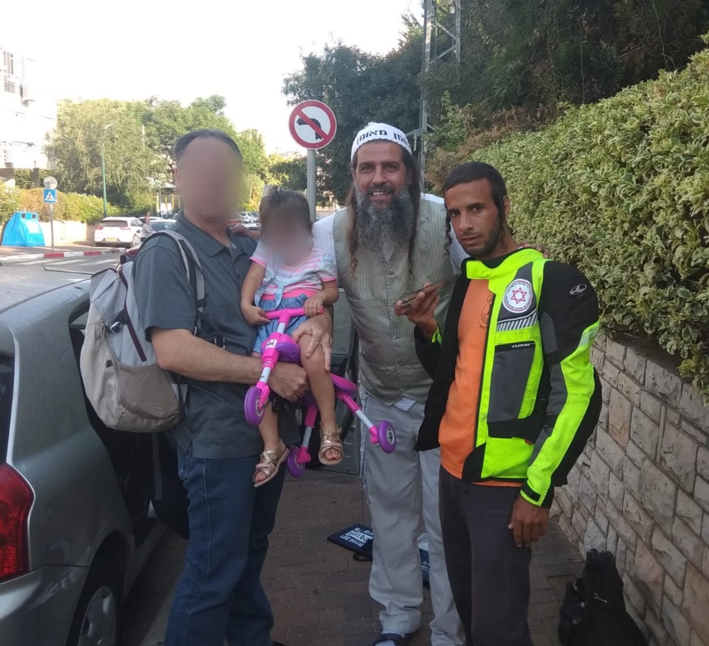 זוג חרדים מארגון 'ידידים' חילץ ילדה שנתקעה ברכב בהרצליה