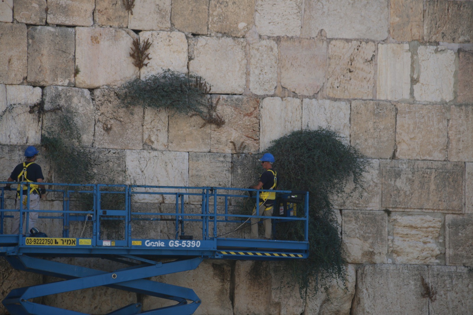 אבני הכותל יציבות? מהנדסים של העירייה בדקו באמצעות מנוף