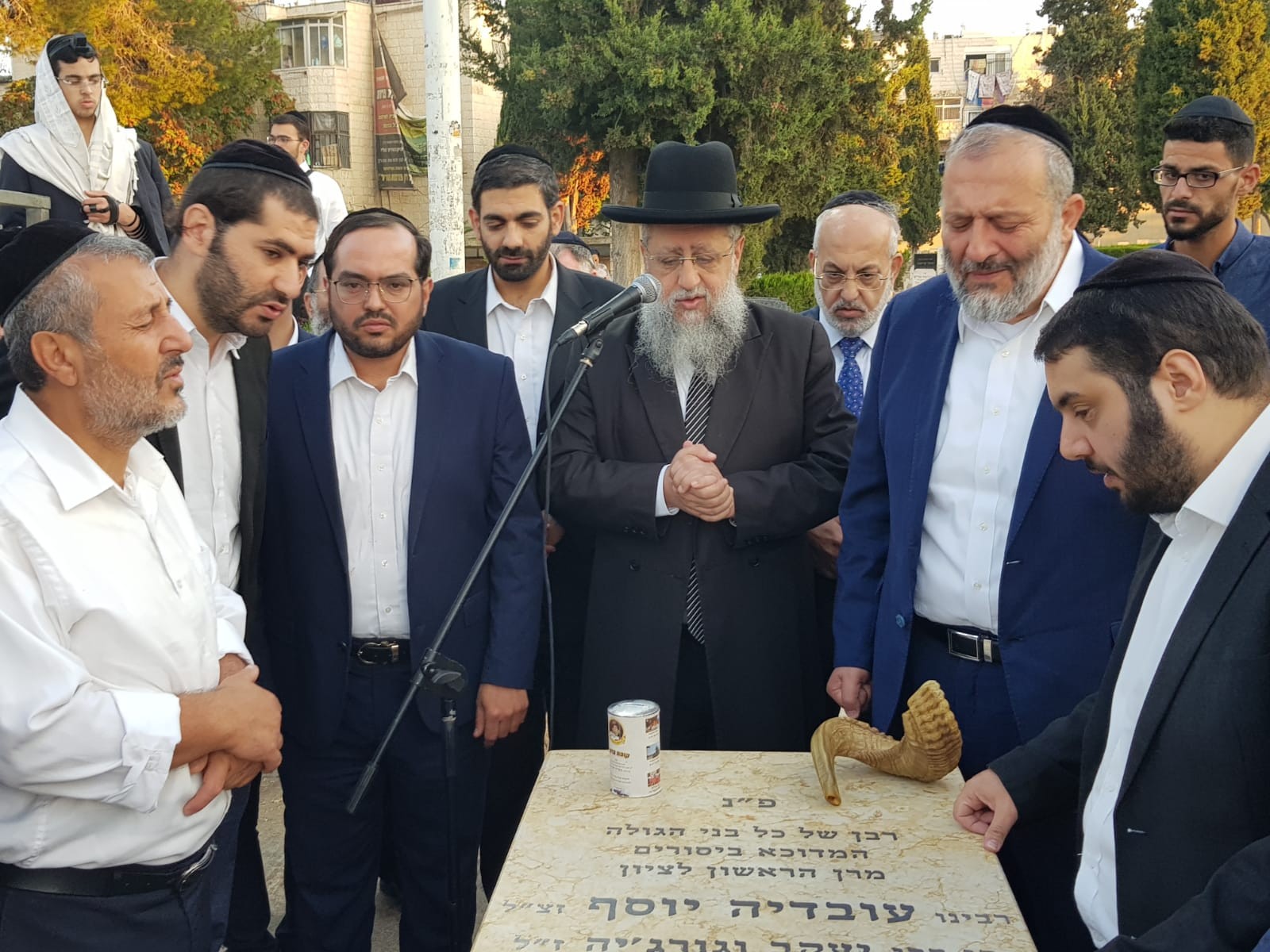 אריה דרעי על קברו של הרב עובדיה: עוצרים את "הממשלה החילונית- שומרים על מדינה יהודית"