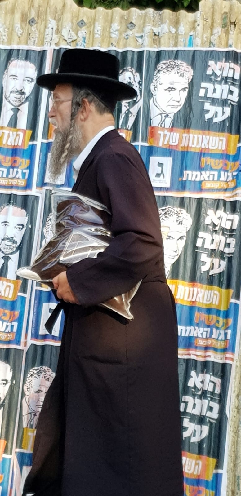 תמונות של לפיד בבני ברק: "הוא בונה על השאננות שלך"