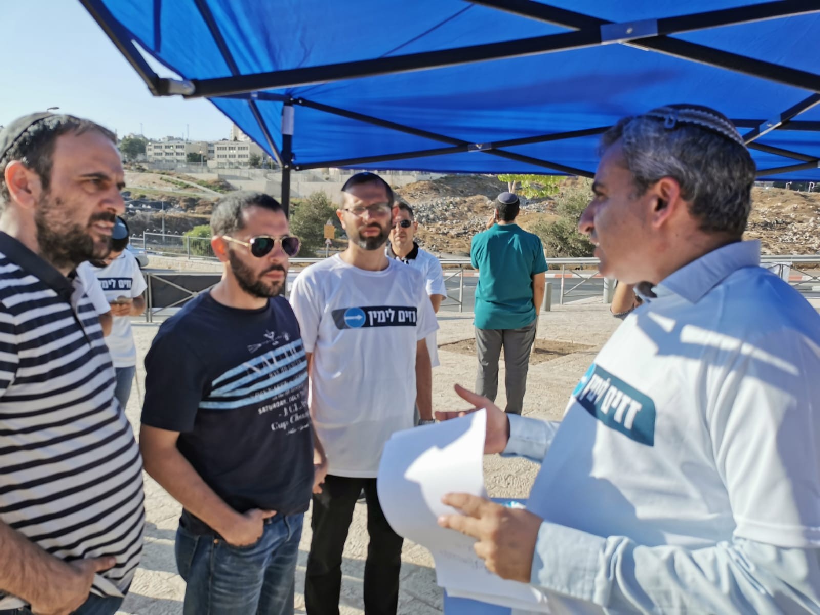 מאות מתנדבים נערכים במטה זזים לימין לעבור מדלת לדלת להוציא מצביעים לקלפי