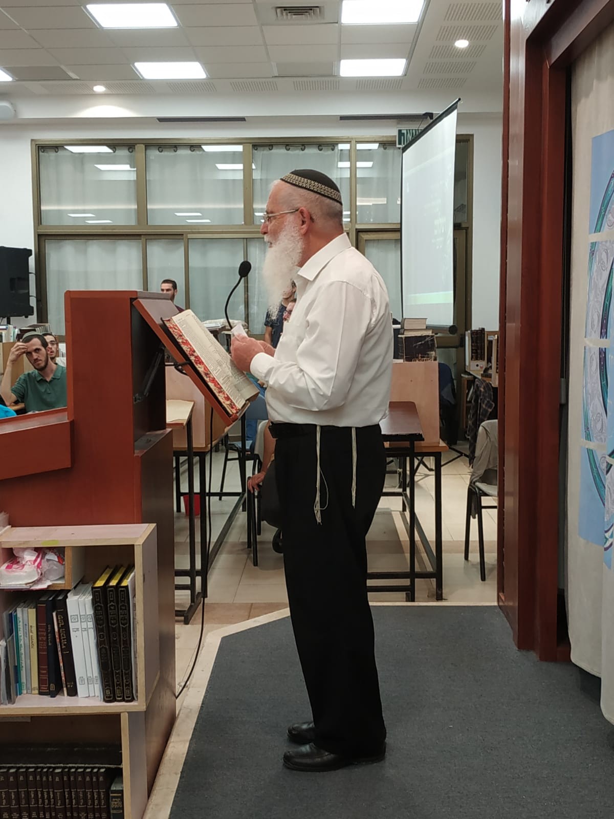 הרב אליקים לבנון הגיע לגיל 70 - תלמידי הישיבה ובוגריה אירגנו לכבודו סיום ש"ס
